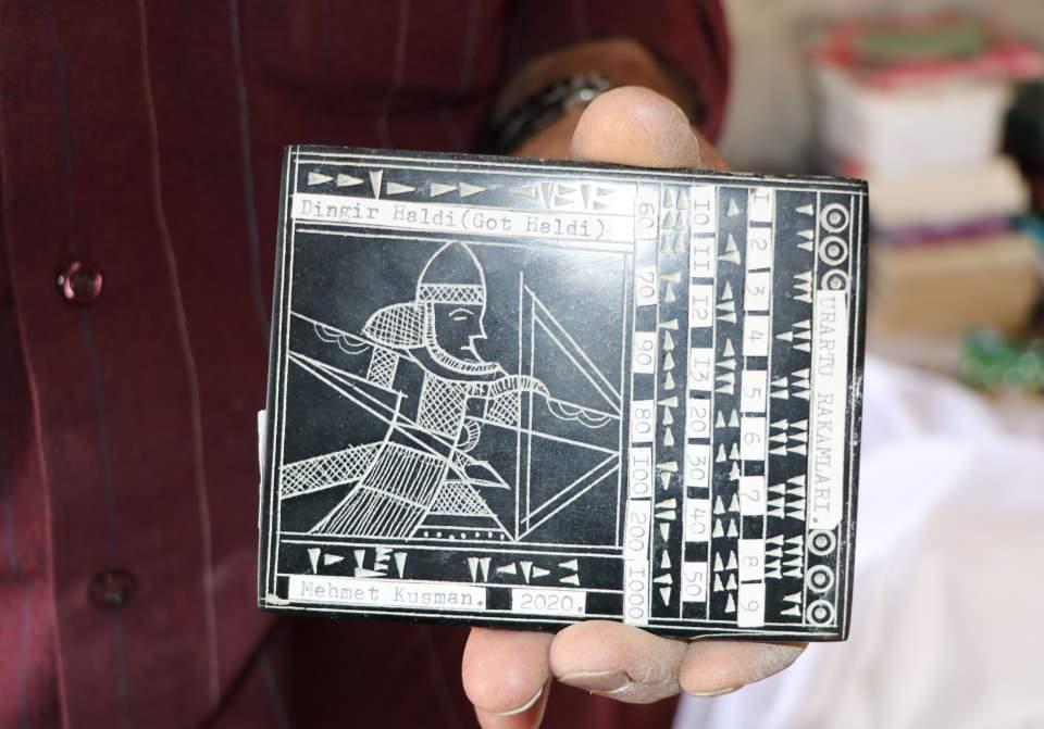 <p>Dünyada Urartucayı bilen ender kişilerden olan Kuşman, taşların üzerine Urartuca yazdığı tablet ve kolyeleri satarak, geçimini sağlıyor.</p>
