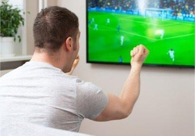 Fenerbahçe'ye kızdı, eşini gözünden etti! Terlik fırlatan eşe 5 yıl hapis