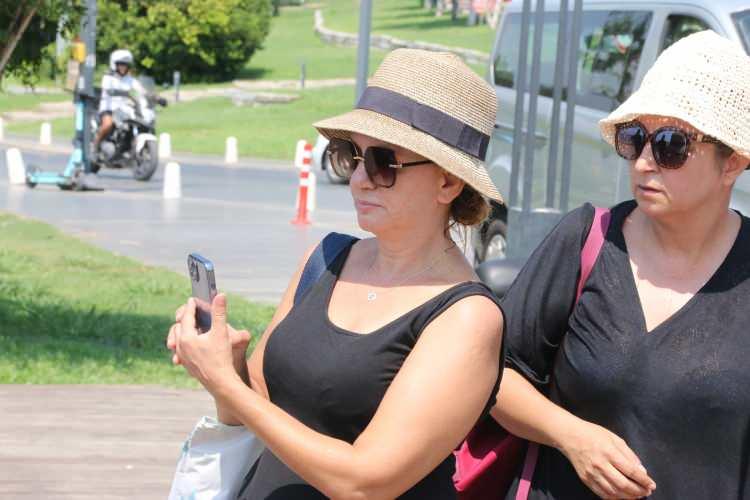 <p>Bu sırada yine cesedi cep telefonu ile çekmek isteyen vatandaşlar pes dedirtti. Ceset Adli Tıp Kurumuna kaldırılırken, polisin olayla ilgili incelemesi devam ediyor.</p>