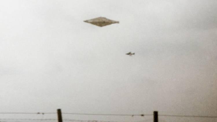 <p>1990'lı yıllarda iki gencin fotoğrafını çektikleri ve şu ana kadar bilinen en net UFO fotoğrafı, 32 yıl sonra gündeme geldi.</p>

<p> </p>
