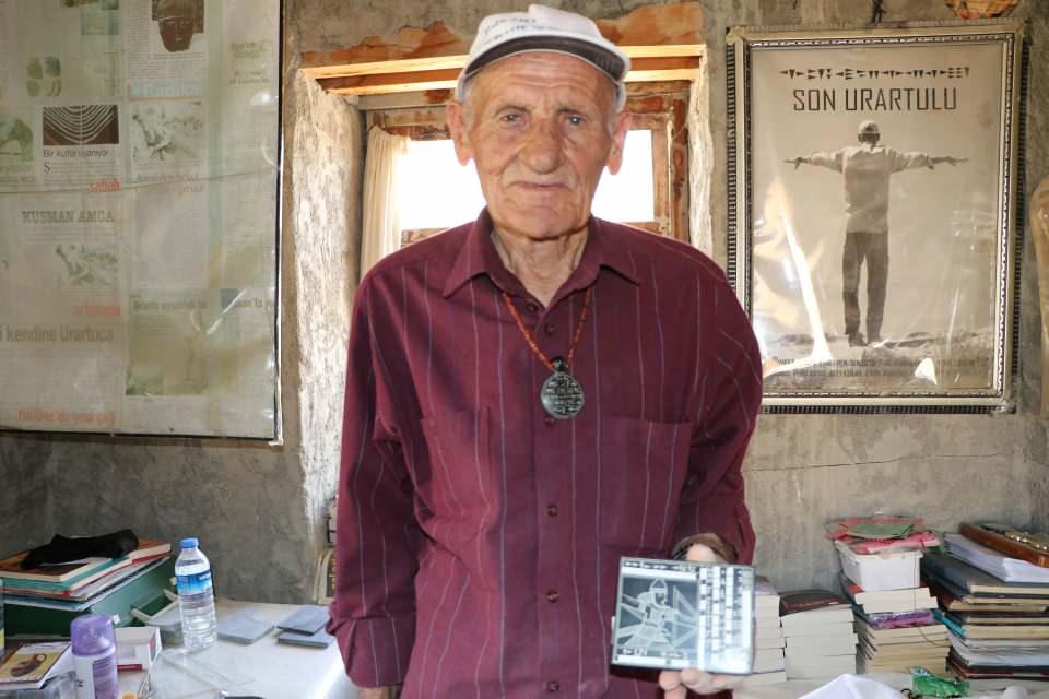<p>Van- Hakkari kara yolunda Urartulara ait Çavuştepe Kalesi'nde 43 yıl kadrolu bekçilik yaptıktan sonra 2005 yılında emekli oldu. Son 17 yıldır da gönüllü olarak kalede bekçilik yapan 11 çocuk babası Kuşman, bölgeye gelen yerli ve yabancı turistlere Urartu alfabesini anlatıyor. </p>

<p> </p>
