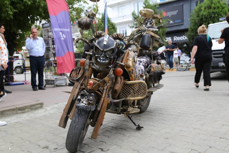 <p>Arhavi Sanayisinde Kaporta Ustası olan Tamer Günsel, hobi olarak ilgilendiği motosikletlerle eskiden izlediği Mad Max filminden de esinlenerek, kendi tasarımıyla hurda malzemelerden motosiklet yaptı.</p>

