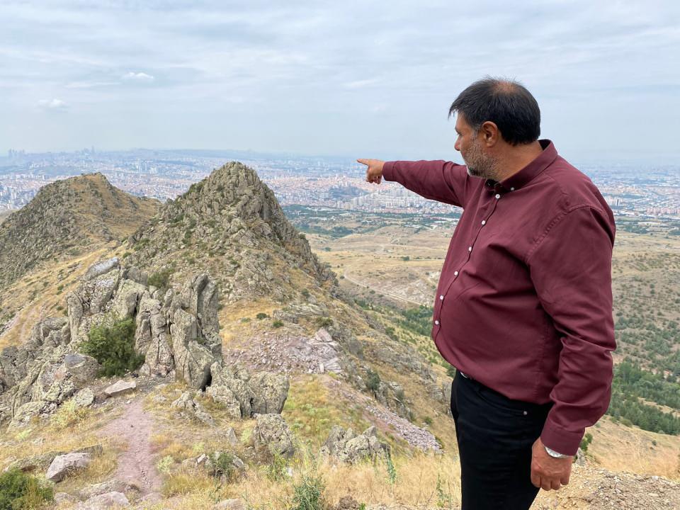 <p>Hüseyin Gazi Kültür ve Sanat Vakfı Başkanı Mehmet Ali Ayyıldız, Cumhurbaşkanı Recep Tayyip Erdoğan'dan, Türk destan kahramanı Battal Gazi'nin babası Hüseyin Gazi'nin bir dönem yaşadığı, Ankara'nın Mamak ilçesindeki askeri bölgede kalan mağaranın ziyarete açılmasını talep etti.</p>
