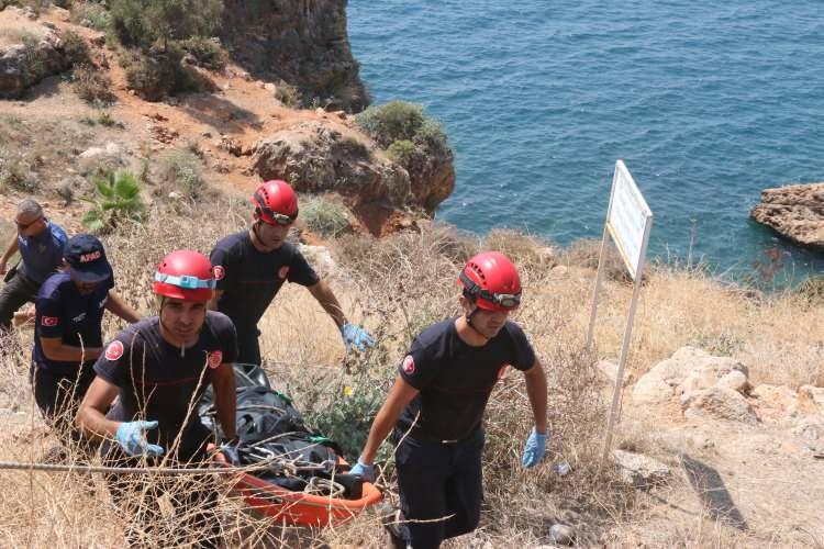 <p>Bugün sabah saatlerinde bölgeye gelerek dron destekli arama çalışması gerçekleştirildi. Yapılan aramalar sırasında falezlerin 15 metre aşağısında hareketsiz halde yatan bir kişi fark edildi.</p>

