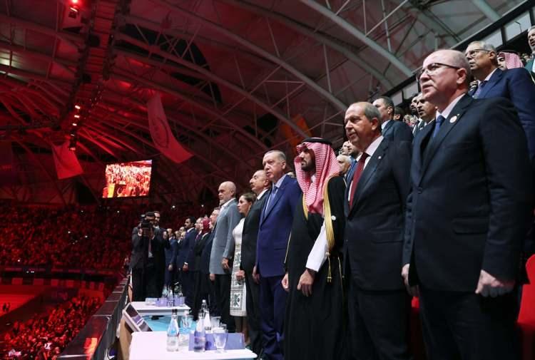 <p>Cumhurbaşkanı Erdoğan, töreni, protokol tribününde, Azerbaycan Cumhurbaşkanı İlham Aliyev, KKTC Cumhurbaşkanı Ersin Tatar, Filistin Başbakanı Muhammed Iştiyye, Arnavutluk Başbakanı Edi Rama, Cezayir Başbakanı Eymen bin Abdurrahman, İslami Dayanışma Spor Federasyonu Başkanı Prens Abdülaziz Bin Türki Al Faysal Al Suud ile izledi.</p>
