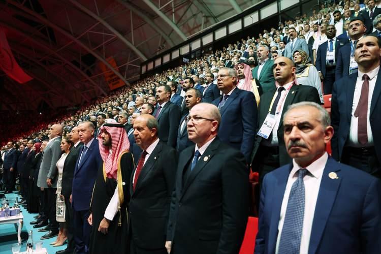 <p>Saha zemininde sergilenen Türkiye'nin güzellikleri ile Türk bayrağı koreografilerini izleyen Cumhurbaşkanı Erdoğan, 56 ülke takımlarının geçit törenini de takip etti.</p>

<p> </p>
