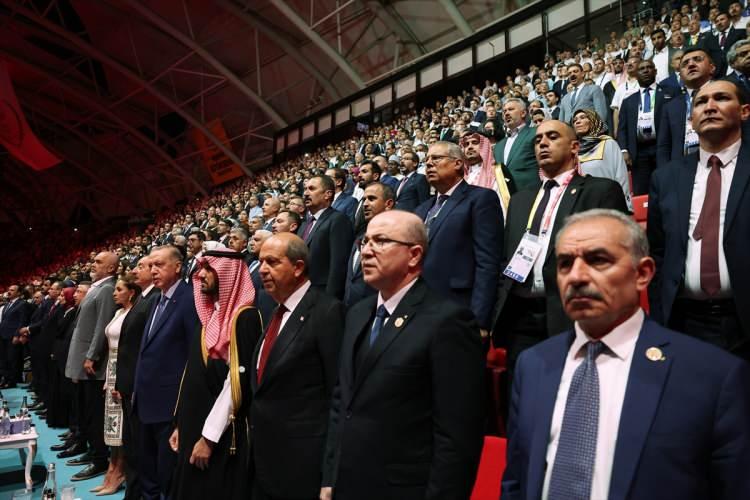 <p>Erdoğan, 5. İslami Dayanışma Oyunları'nda Türkiye'yi temsil edecek sporcuların geçit törenini ayakta izledi.</p>

<p> </p>

