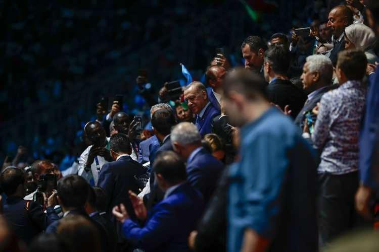 <p>Cumhurbaşkanı Erdoğan, Gençlik ve Spor Bakanı Mehmet Muharrem Kasapoğlu, İslam İşbirliği Teşkilatı Genel Sekreteri Hüseyin İbrahim Taha ile İslami Dayanışma Spor Federasyonu Başkanı Prens Abdülaziz Bin Türki Al Faysal Al Suud'un hitabının ardından oyunları başlattı.</p>

<p> </p>
