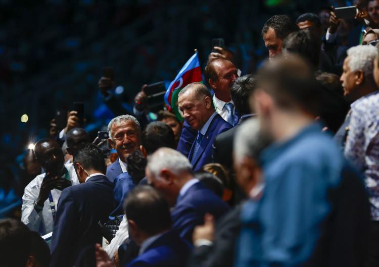 <p>Besmele ile konuşmasına başlayan Erdoğan, "5. İslami Dayanışma Oyunları spor faaliyetlerini başlatıyorum. Tüm emeği geçenleri şahsım, milletim adına tebrik ediyorum. Hayırlı uğurlu olsun." dedi.</p>
<p> </p>