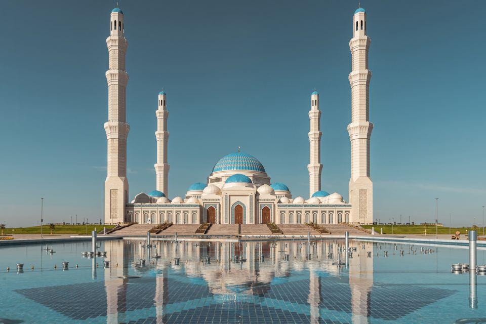 <p>Yapımına 2019 yılında başlanan, Kazak ve İslam mimari tarzlarının günümüz modern çizgileriyle bütünleştiği, mimari ögelerle Guinness rekorlarına aday olan Nur Sultan Büyük Camii, bugün törenle açılıyor.</p>
