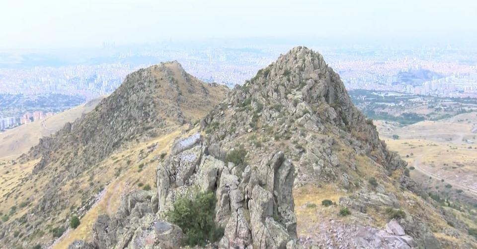 <p>Erdoğan'ın talimatıyla Hüseyin Gazi Türbesi'ne 800 metre uzaklıkta, içinden su akan mağaranın ziyarete açılması için çalışma başlatıldı.</p>

<p> </p>
