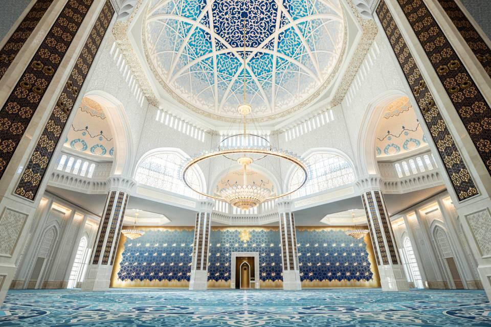 <p>Yurt dışı gezileri sırasında birçok ibadethanenin mimarisini inceleyen ve devlet başkanlığı görevinden ayrılmadan bir gün önce inşaatın temelini atan Nazarbayev, caminin tasarım geliştirme sürecinde de rol aldı. </p>

<p> </p>
