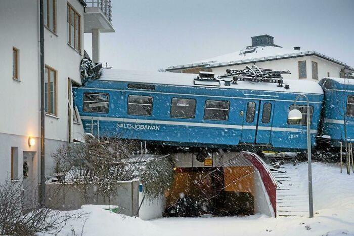 <p>İsveç'te temizlik çalışanı kadının park edilmiş bir treni yanlışlıkla çalıştırması sonrası yaşanan ilginç bir kaza.</p>
