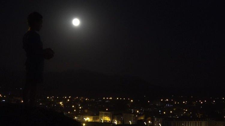 <p>Ayın dünyaya en yakın konumda olduğu ve normalden daha parlak gözlemlenen ‘Süper Ay', Yüksekova ilçesinde de görüntülendi. Türkiye'de net görülen ‘Süper Ay', ilçede vatandaşlar tarafından büyük bir hayranlıkla izlendi. </p>
