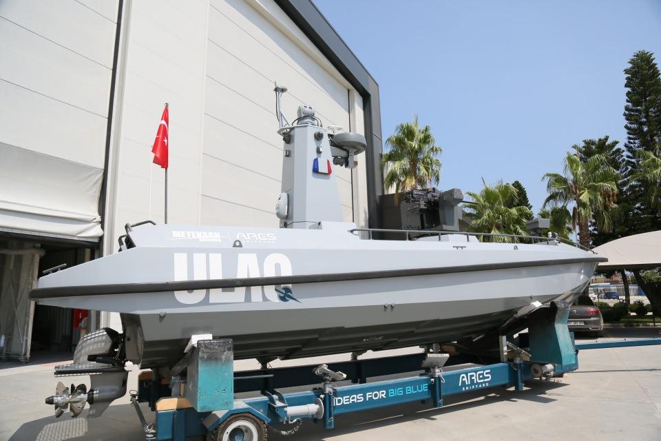 <p>Türkiye'nin ilk silahlı insansız deniz aracı (SİDA) 11 metrelik ULAQ'ın prototipinin testler ve tatbikattaki başarısı sonrası bazı ülkelerden talepler üzerine yılda 50 adet üretimi için çalışmalara başlandı. SİDA'nın daha büyüğü ve üzerinde daha fazla silah sistemleri entegre edilebilecek üst segmentinin yapımı için de çalışıldığı belirtildi.</p>
