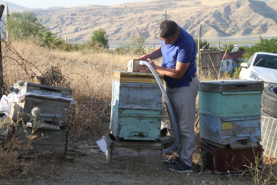 <p>Apiterapi alanında çalışma yürütürken Api-air cihazını geliştirdim. Bu cihaz Avrupa’da var ancak 15-20 bin Euroya getiriliyor. Fakat biz bunu 2 bin lira gibi cüzi bira rakama mal ettik. Kendimiz ürettik bu cihazı yerli parçaları kullanarak. Api-air, kovanın içerisindeki arı havasının cihaz yardımıyla solunum yoluyla kullanmak. </p>
