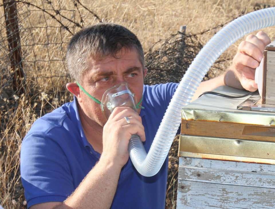 <p>Astım, Koah ve Bronşit hastalarına iyi geliyor. Bu konuda yüzlerce makale var. Api-air cihazını kullanan kişinin bağışıklık sistemi güçlenir. Bu cihaz birçok hastalığın tedavisinde kullanılmaktadır. Biz bu cihazı geliştirmeyi düşünüyoruz. Şuanda ARGE çalışmamız var. Bu astım, KOAH ve bronşit hastalarına iyi geliyor. Biz bu cihazı daha bir teknik hale getireceğiz ve insanların kullanımına sunacağız” dedi.</p>