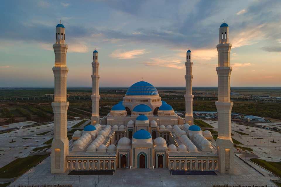 <p>Kazakistan turizm endüstrisi açısından da büyük öneme sahip olan 10 hektarlık yapı, tek seferde 30 bin kişiye kadar ziyaretçiyi ağırlayabilme özelliğiyle de öne çıkıyor.</p>
<p> </p>
<p> </p>