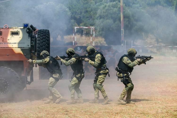 <p>Söz konusu timin, komando temel kursunu başarıyla bitiren, fiziki yeterliliği tam, atış kabiliyeti yüksek, subay, astsubay ve uzman erbaşlar arasında gönüllülük esasına göre seçildiğini vurgulayan yarbay, şunları kaydetti:</p>

<p> </p>
