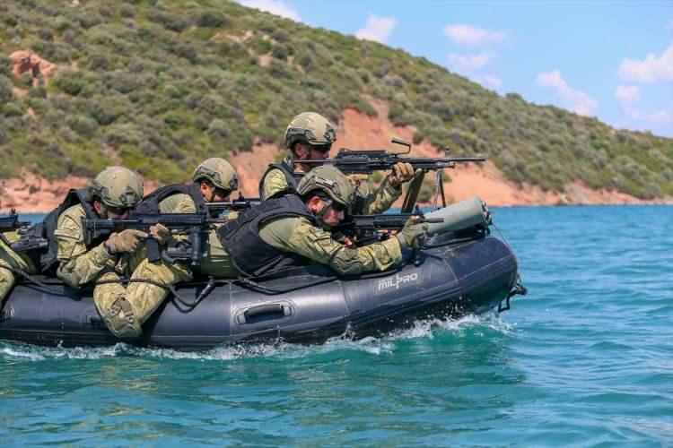 <p>"Timsahlar"ın başarıyla gerçekleştirdikleri bottan hareket halindeki gemiye çıkma, gemiyi ele geçirme gibi eğitimleri, adeta aksiyon filmlerinin sahnelerini aratmadı.</p>

<p> </p>
