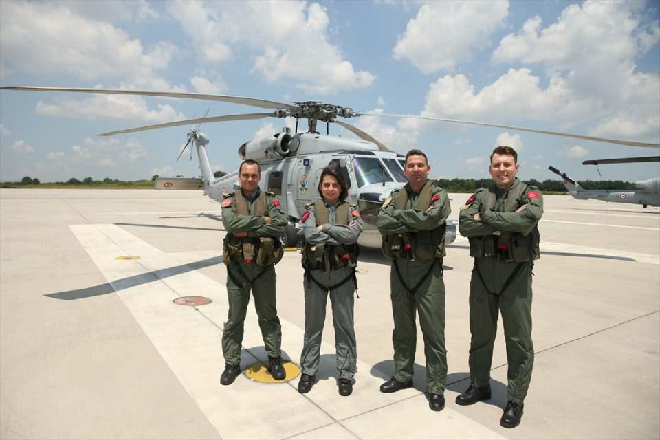 <p>Yeşiltaş, Seahawk tipi helikopter kullanmasına ilişkin "Aslında kullandığınız ve eğitim aldığınız helikopter farklı olsa da hissettiğiniz duygular aynı. Seahawk daha teknolojik bir helikopter, daha kapsamlı görevleri var." dedi.</p>
<p> </p>