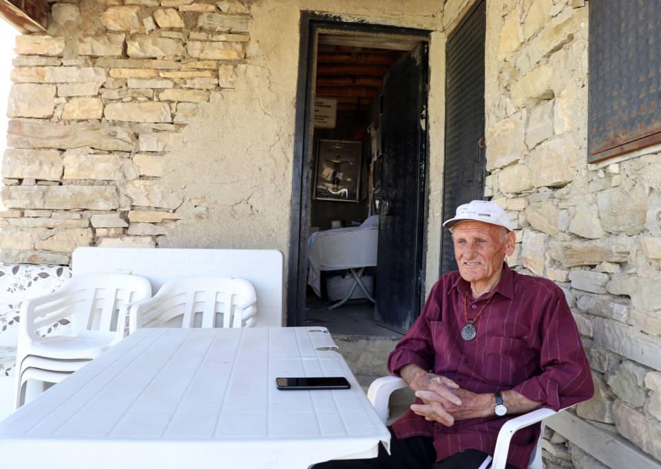<p>Şimdi taş levhalar üzerine Urartuca yazıp, süs eşyası olarak satıyorum. 2005'te emekli oldum. Emekliye ayrıldıktan sonra da burada gönüllü olarak kalmaya devam ettim. 17 yıldır gönüllü bekçilik yapıyorum" dedi.</p>