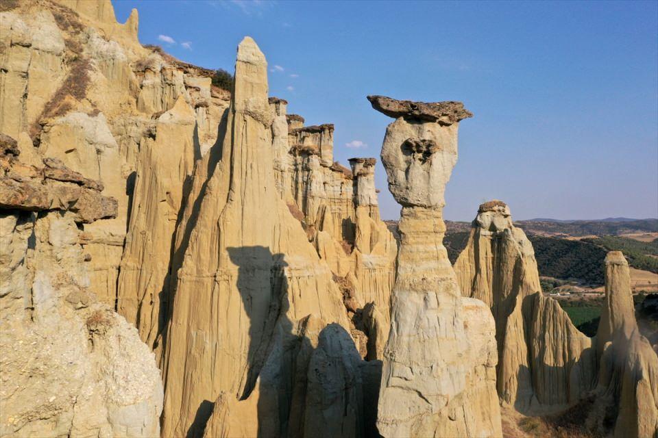 <p><strong>"Dünyadaki 10 zengin jeoparktan biriyiz"</strong></p>
<p>Kula-Salihli UNESCO Global Jeopark Müdürü Yiğit Karakuzu ise bölgenin, 73 jeositle Türkiye'nin ilk ve tek UNESCO tescilli jeopark sahası olduğunu hatırlattı.</p>