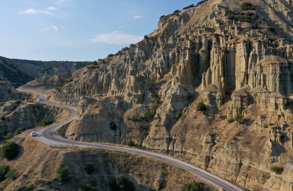 <p>Bölgenin çok geniş bir jeolojik çeşitliliğe sahip olduğunu aktaran Karakuzu, "Dünyada 180 civarında jeopark var. Biz en zengin 10 jeoparktan biriyiz. </p>
<p> </p>