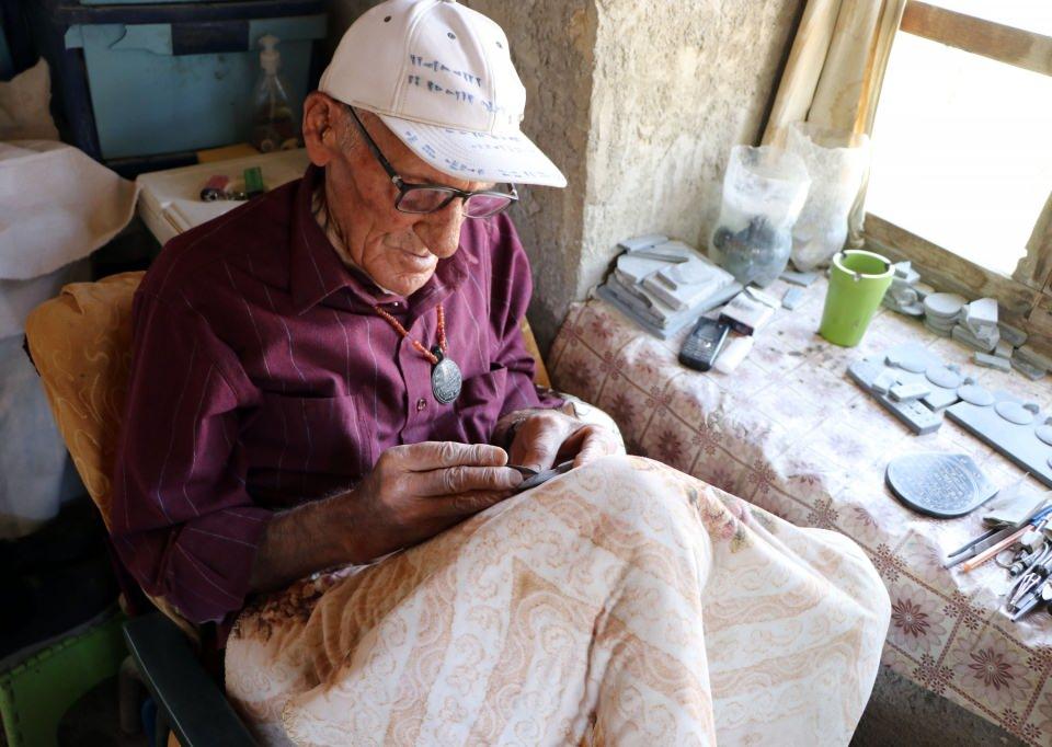 <p><strong>'DÜNYADA URARTUCAYI BİLEN 12 KİŞİDEN BİRİYİM'</strong></p>
<p>Urartucayı öğrenmek için büyük çaba gösterdiğini belirten Kuşman, "Önce buradaki kazılarda levhaların üzerindeki yazıların ne anlama geldiğini anlamaya çalıştım. </p>