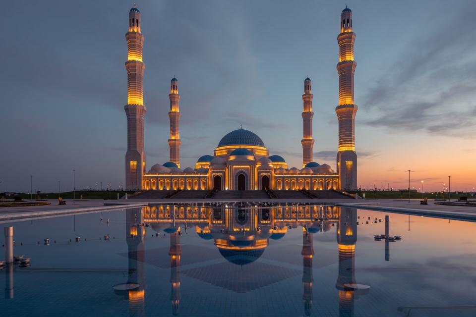 <p>Heybetli bir ana kubbeye ve dünyadaki en büyük ibadethane kapılarından birine sahip olan Nur Sultan Büyük Camii, kış ikliminin hakim olduğu coğrafyalarda inşa edilen dünyanın en büyük cami avlusunu da bünyesinde barındırıyor. </p>
<p> </p>