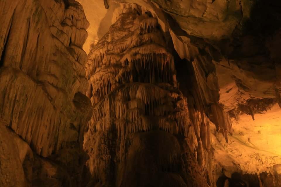 <p>"Doğal klima" olarak adlandırılan mağaranın girişinde sıcaklık 10-12, kuru mağarada ise 15-17 derece arasında değişiyor.</p>

<p>Hava sıcaklıklarının arttığı temmuz ve ağustos aylarında mağarayı ziyaret edenlerin sayısında artış gözleniyor.</p>

<p> </p>
