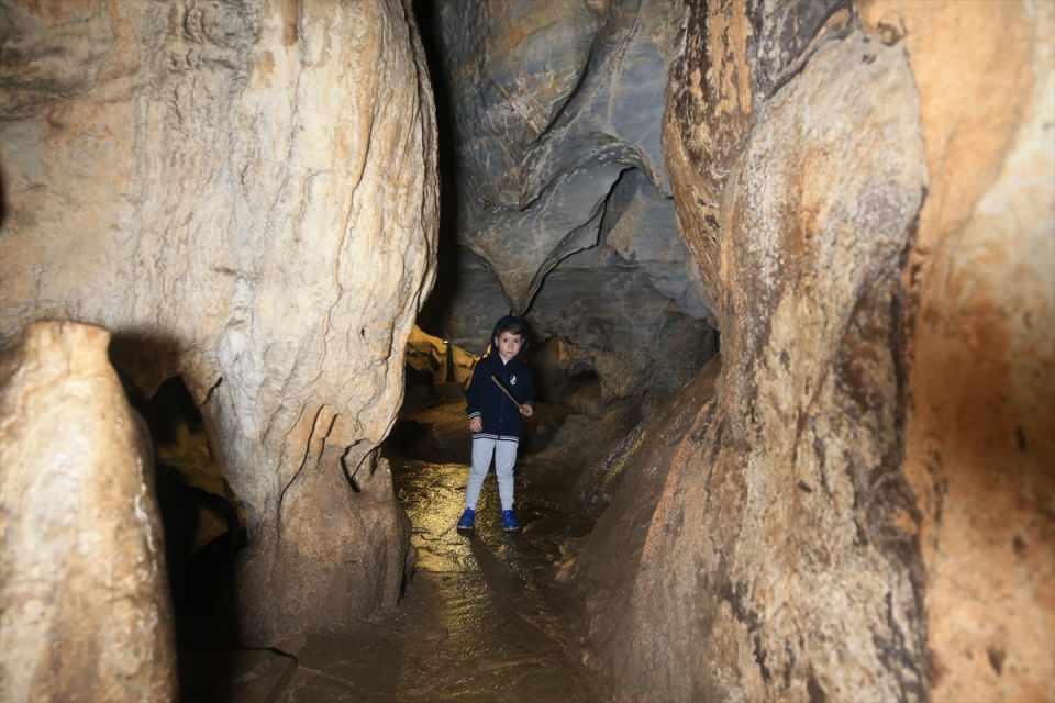 <p>Yarasalar dışında "kavuşamayan eller"e benzetilen sarkıtlar da ziyaretçilerin dikkatini çekiyor.</p>

<p><strong>- "Bu yıl 1 milyon turist hedefimiz bulunmakta"</strong></p>

<p>Çevre Şehircilik ve İklim Değişikliği İl Müdürü Ersoy Canbek, AA, muhabirine, fiziksel görünümü, konumu ve bilinilirliğiyle öne çıkan Dupnisa mağarasının görülmesi gereken yerlerden olduğunu söyledi.</p>

<p> </p>
