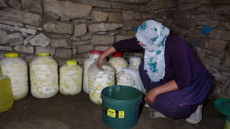 <p>Hayatlarının büyük bir bölümünü hayvan bakarak geçiren kadınlar, süt sağımının yanı sıra ev işlerini de omuzluyorlar. Günün ilk ışıklarıyla işe koyulan kadınlar, her gün imece usulü ekmek pişirip temizlik işleri yapıyorlar.</p>
