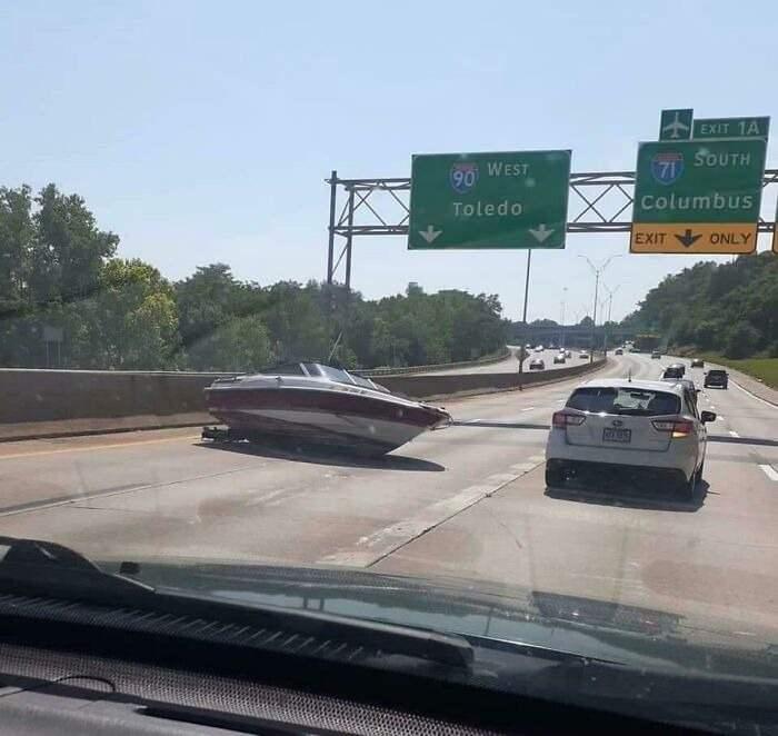 <p>Karavanda taşınırken yol ortasında unutulan bir tekne</p>
