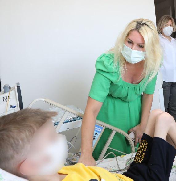 <p>En büyük sıkıntının psikiyatrik gözlem olduğunu belirten Prof. Dr. Özlenen Özkan, “Psikiyatrik gözlemi de çok sık olmakla beraber yine devam edecek, muhtemelen gelecek içinde uygun bir zamanda taburcu edeceğiz. Taburcu etmek için tam zaman söyleyemiyorum.</p>
