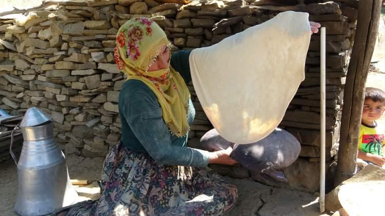 <p>Genelde sabah erkenden kalkmak zorunda kalıyoruz. Çünkü erken kalkmadığımız zaman işlerimiz yarıda kalıyor. Öğlen hayvanlar geliyor, sütlerini sağıyoruz, bekletmeye alıyoruz, soğuyor ve maya kıvamını alınca süzgeçlere bırakıyoruz” dedi.</p>