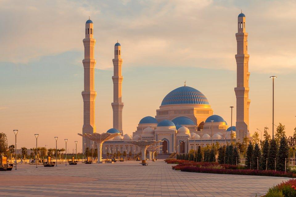 <p>Mavi kubbelerin ferahlığının görkemli bir mimariyle birleştiği cami, Türkiye, Arap ülkeleri, İtalya, Almanya ve dünyanın diğer bölgelerinden uzmanlar ile birlikte Rixos Hotels & Sembol İnşaat Yönetim Kurulu Başkanı Fettah Tamince tarafından özenle çalışıldı.</p>
