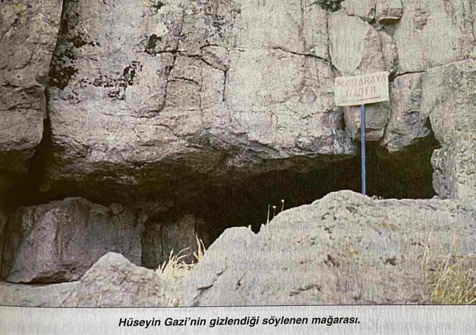 <p>Hüseyin Gazi Kültür ve Sanat Vakfı Başkanı Mehmet Ali Ayyıldız, Cumhurbaşkanı Recep Tayyip Erdoğan'ın cemevi ziyareti sırasında, askeri alanda bulunan Hüseyin Gazi Mağarası'nı da gündeme getirerek, ziyarete açılmasını talep etti. DHA'ya konuşan Vakıf Başkanı Ayyıldız, Hüseyin Gazi Türbesi ve hemen yanında cemevinin karşısındaki Hüseyin Gazi Dağı'nın altında Hüseyin Gazi Mağarası olduğunu söyledi. </p>
