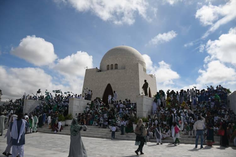 <p>Buna göre, Pencap'tan "P", Afganiye'den (Bugünkü adıyla Hayber Pahtunhva ) "A", Keşmir'den "K", Sindh'ten "S" harfleri ve Belucistan'dan "tan" eki alınarak "Pakistan" ismi oluşturuldu.</p>

<p> </p>
