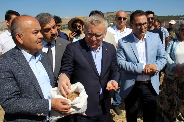 <p>Üniversitemiz yeni bir üniversite. Ama gerçekten güzel çalışmalar yapıyor. Yeni tahıl çeşitlerinin geliştirilmesi anlamında inanıyorum ki güzel başarılara imza atacak. Şuana kadar yaklaşık 15 çeşit tescillenmiş durumda. 25 buğday çeşidi ama yaklaşık 3 bin 500 buğday çeşidi adayı var. Bunlar üzerinde de çalışmalar devam ediyor. </p>
