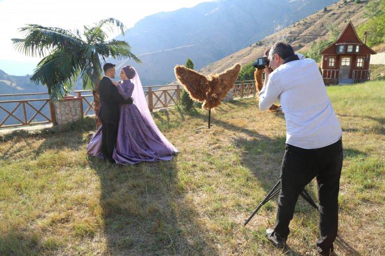 <p>Plato ile ilgili fotoğrafları sosyal medyadan gördüğünü ve bu yüzden tercih ettiğini anlatan Merve Demirci de, “Şu an düğünüm için buradayım düğün çekimleri için burayı tercih ettik. </p>
<p> </p>