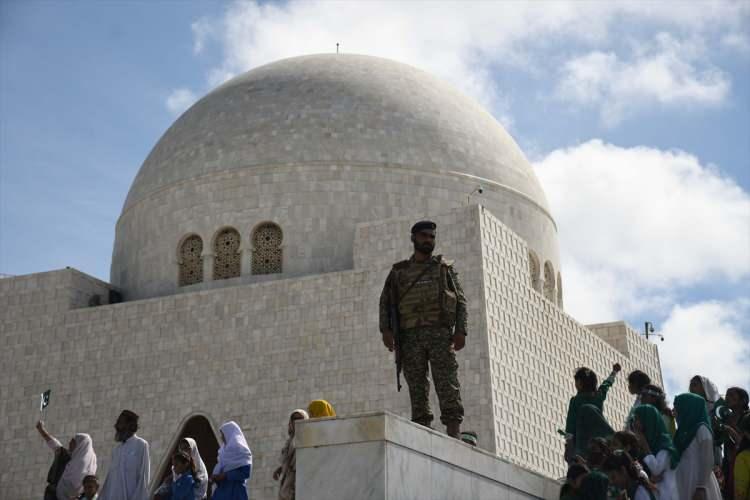 <p>Bunun üzerine, AIML, Muhammed Ali Cinnah'ı Pakistan'ın Genel Valisi seçti ve Cinnah, 7 Ağustos’ta Yeni Delhi'den Karaçi'ye "Pakistan'ın ilk Genel Valisi" sıfatıyla geldi.</p>

<p> </p>
