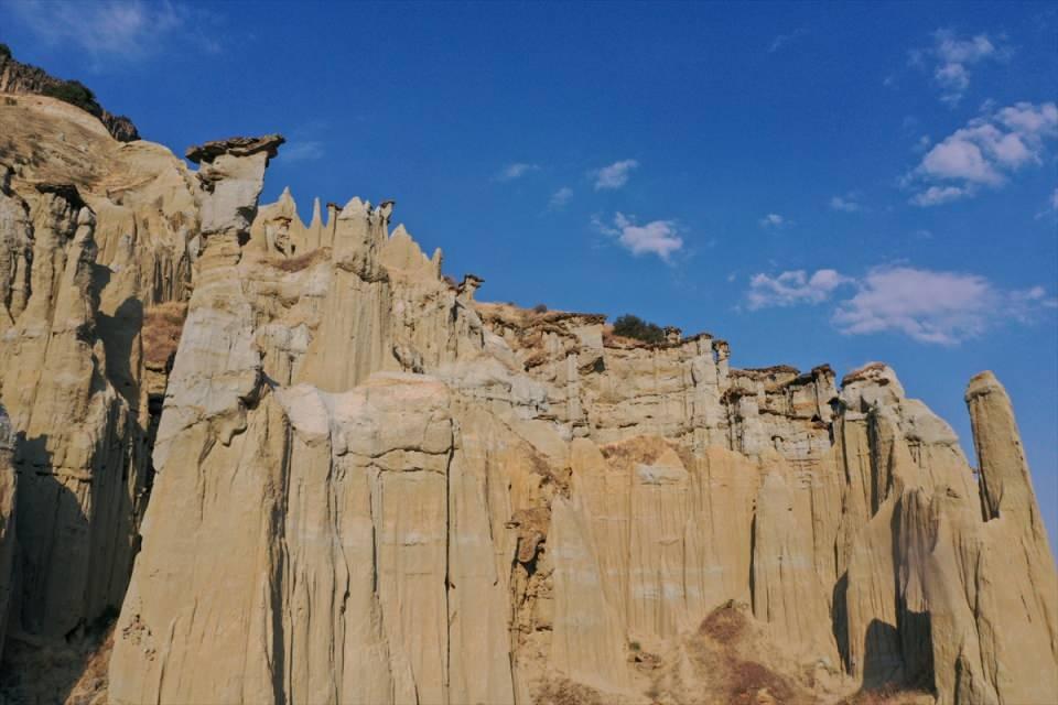<p>Ziyaretçilerini milyonlarca yıllık yolculuğa çıkaran Kula-Salihli UNESCO Global Jeoparkının önemli jeosit alanları, Anadolu Ajansı (AA) ekibince FPV dron ile kayda alındı.</p>
<p> </p>