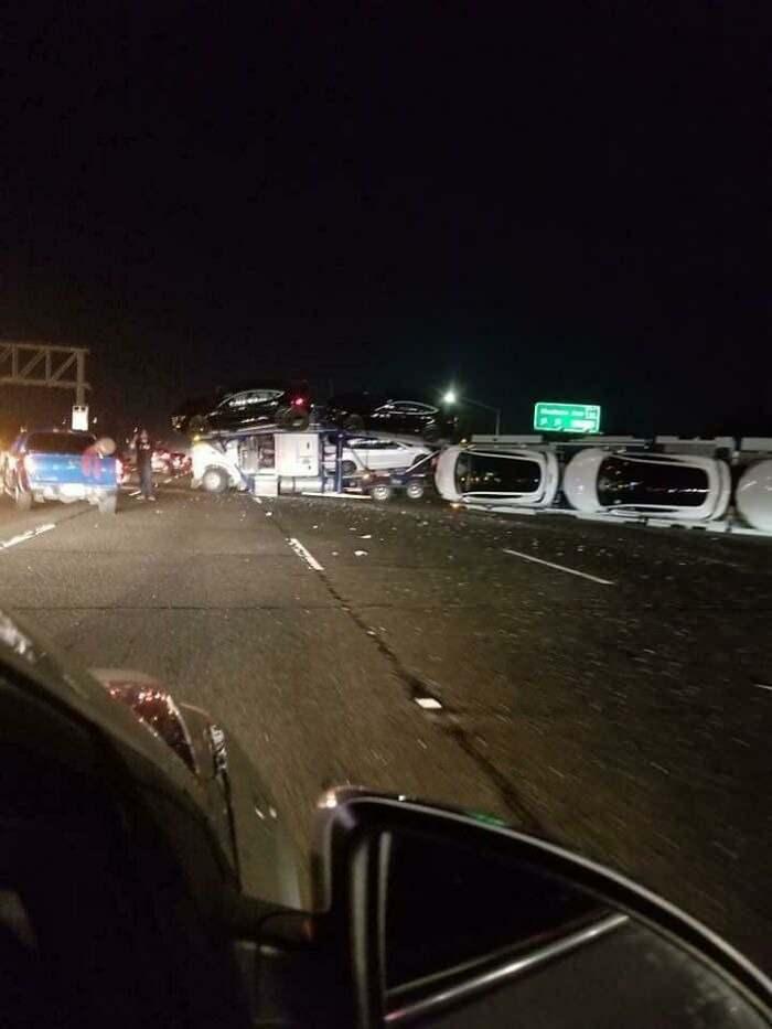 <p>Tesla otomobillerini taşıyan aracın kazası</p>
