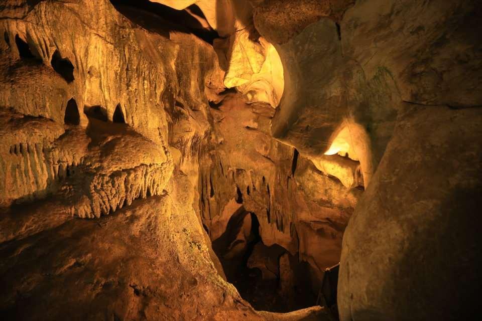 <p>Trakya'nın turizme açık tek mağarası olan ve binlerce yarasayı barındıran Dupnisa Mağarası ziyaretçilerini cezbediyor.</p>

<p> </p>
