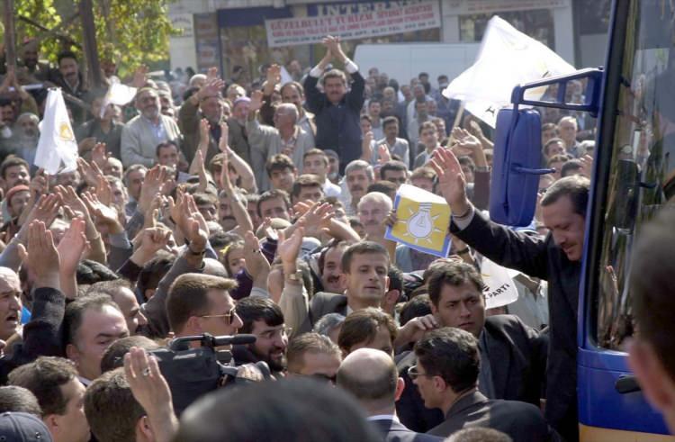 <p>İçişleri Bakanlığı Genel Sekreterliğine parti kuruluşuna ait dilekçenin 14 Ağustos 2001'de verilmesiyle başlayan AK Parti döneminin ilk işaretleri, kurucu üyeler ve partiyi destekleyen bağımsız milletvekillerinin katılımıyla Ankara'da düzenlenen programda verildi.</p>
<p> </p>