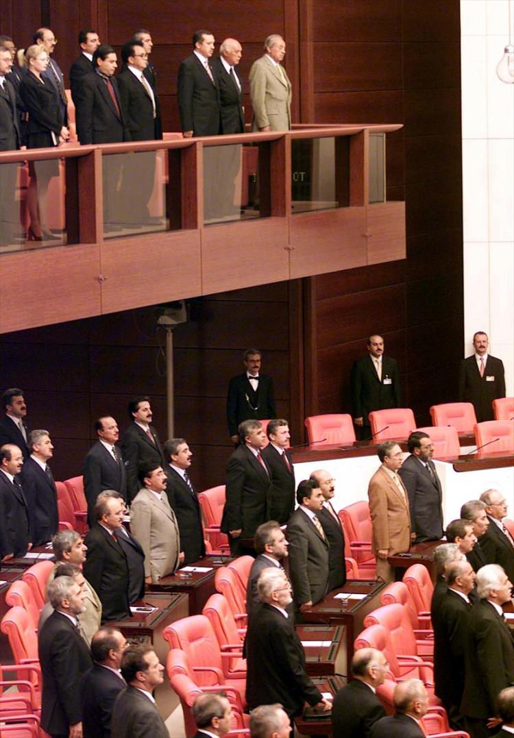<p>Partinin kurucu üyelerinden Erdoğan, buradaki konuşmasında partinin temel ilkelerini anlatarak, "Bugünden sonra Türkiye'mizde artık hiçbir şey eskisi gibi olmayacak." ifadesini kullanmıştı.</p>
<p> </p>
