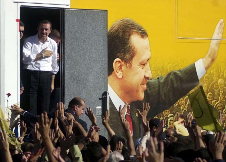<p>Kuruluş işlemlerinin ardından 16 Ağustos'taki AK Parti Kurucular Kurulu toplantısında Erdoğan, oy birliğiyle genel başkan seçildi.</p>
<p> </p>