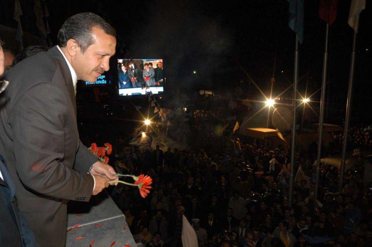 <p>Böylece AK Parti'nin, içerisinden 4 başbakan ve 2 cumhurbaşkanı çıkarmayı başardığı siyaset yolculuğu başlamış oldu.</p>
<p> </p>