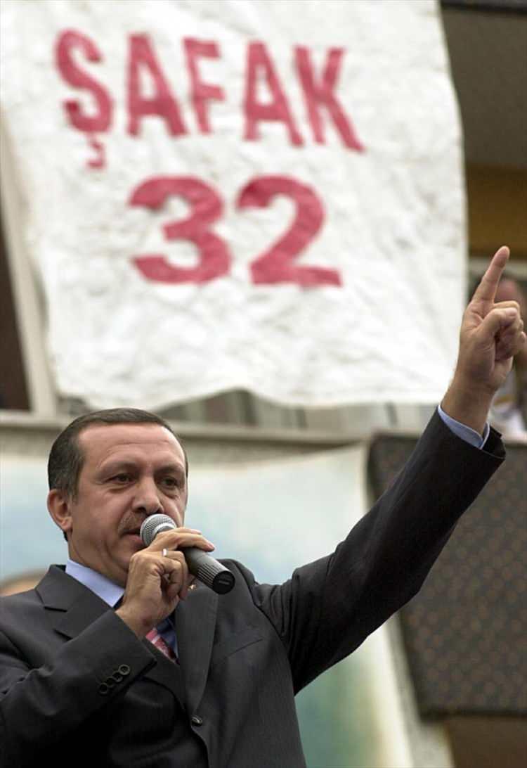<p>AK Parti, 3 Kasım 2002'deki ilk seçim sınavından yüzde 34,28'lik oy oranıyla birinci parti olarak çıktı ve tek başına iktidar oldu.</p>

<p> </p>
